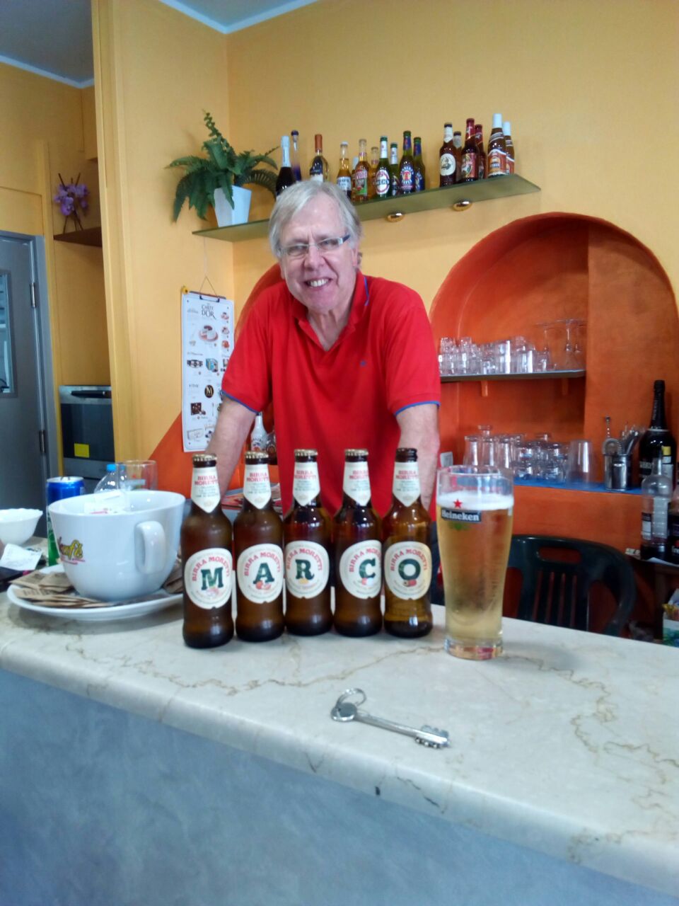 Atti e le birre con la scritta Marco